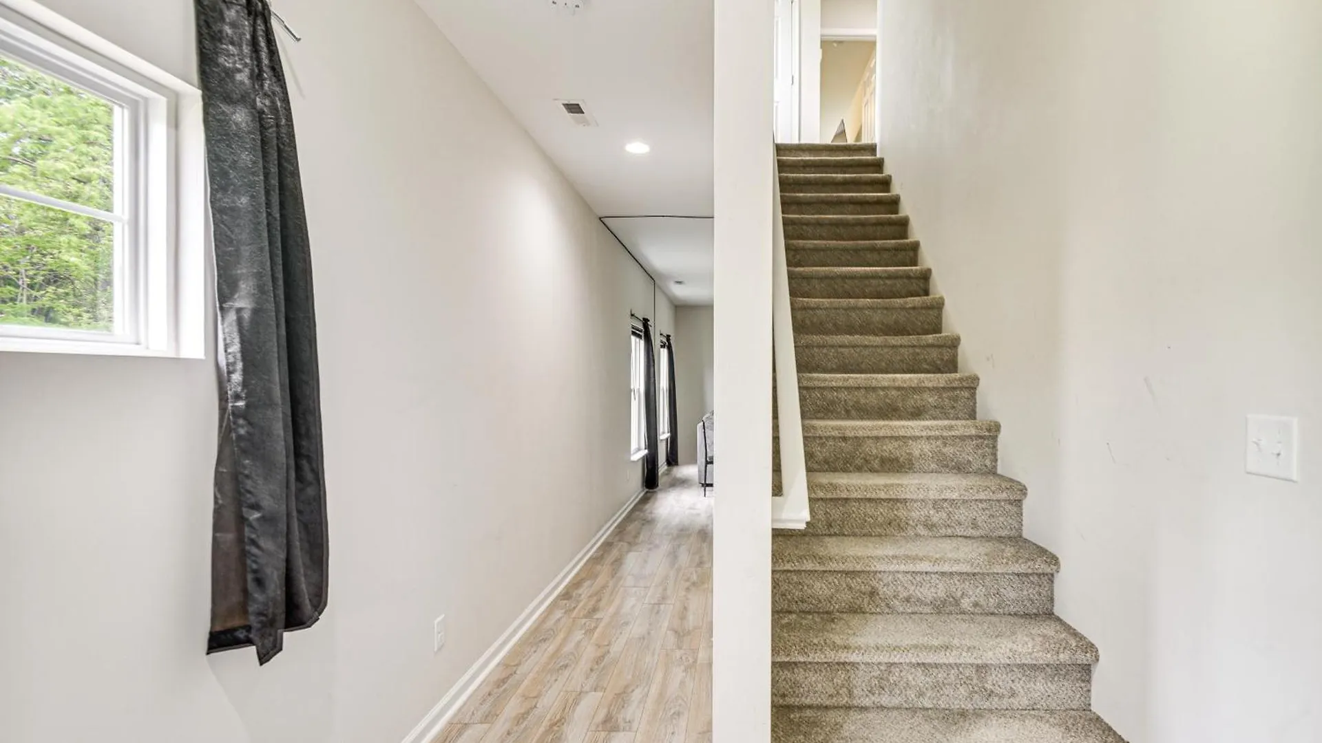 Walk To Dining Sleek Hampton Home With Deck!