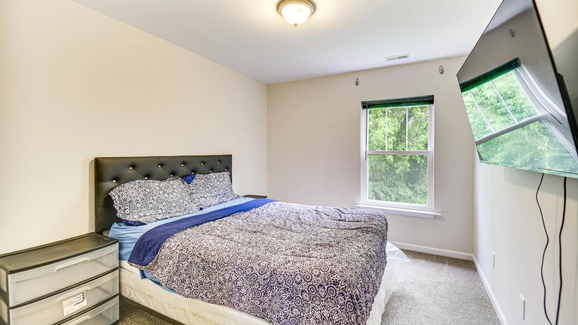 Walk To Dining Sleek Hampton Home With Deck! 0*,