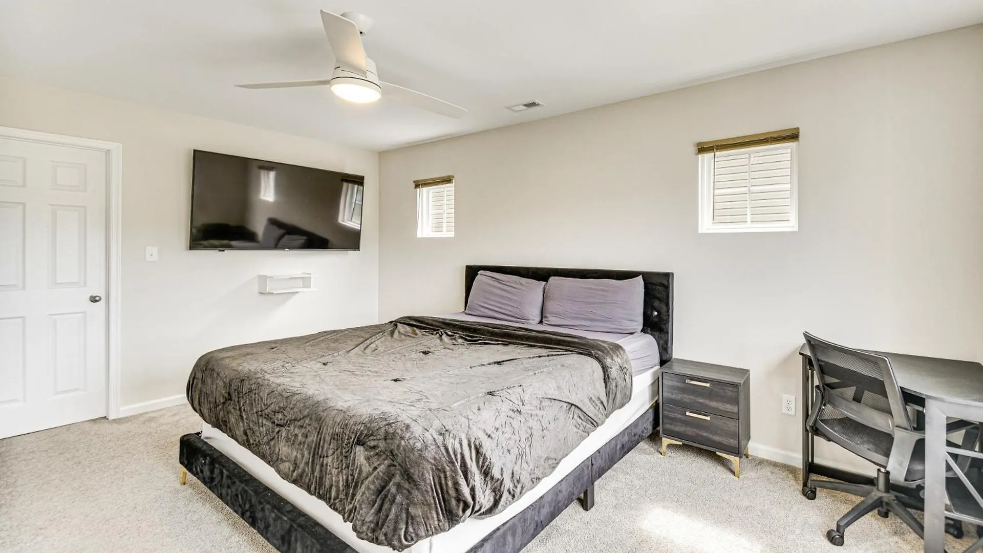 Walk To Dining Sleek Hampton Home With Deck!