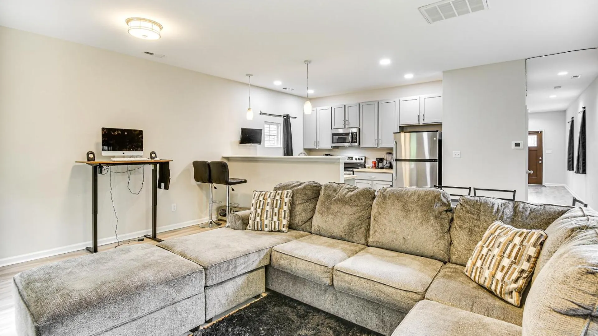 Walk To Dining Sleek Hampton Home With Deck!