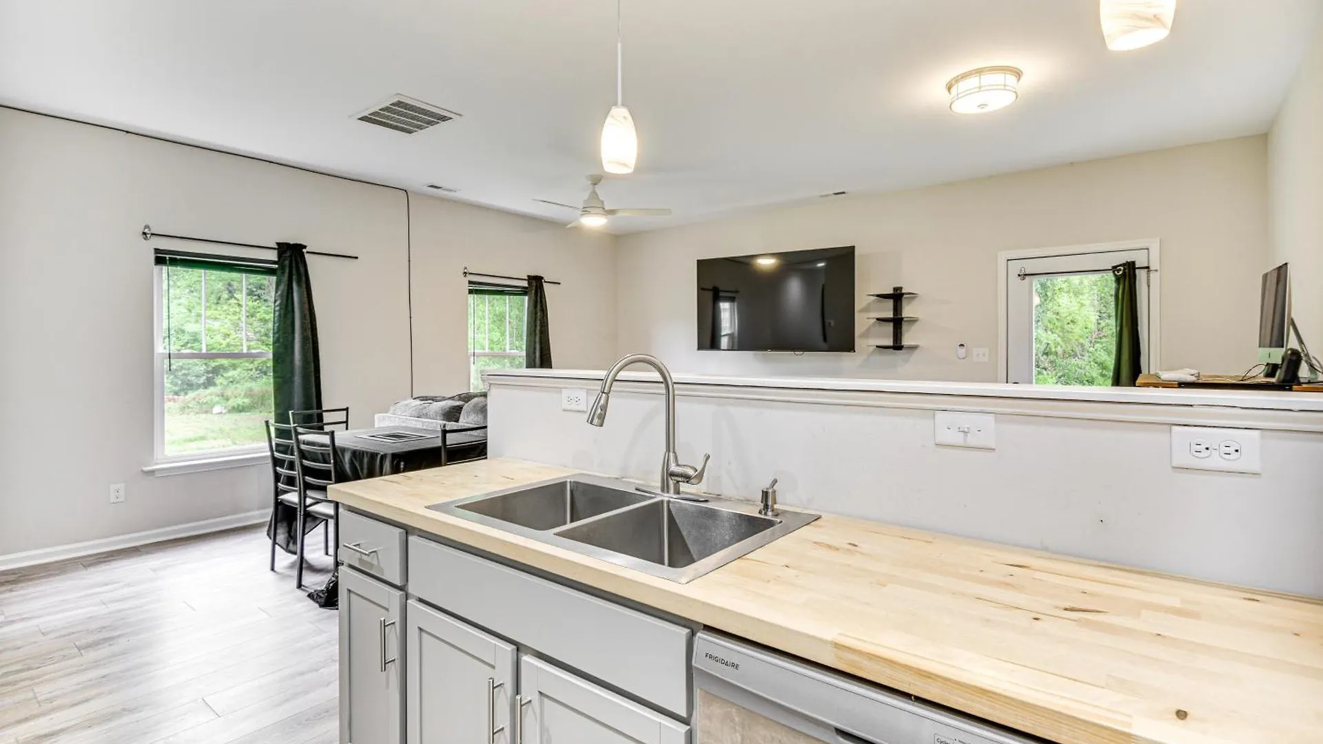 Walk To Dining Sleek Hampton Home With Deck! Holiday home